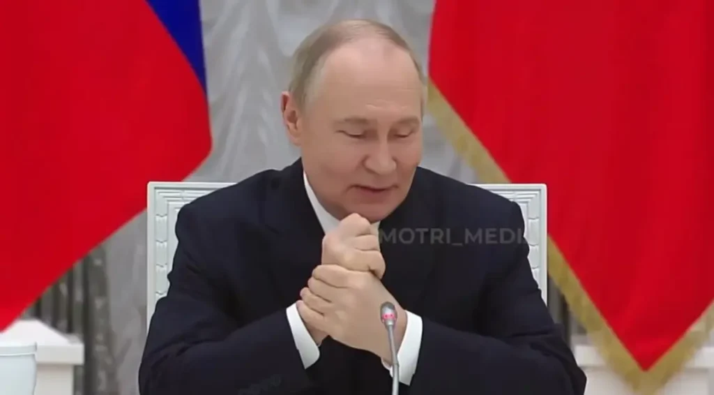У Путіна на зустрічі з бізнесом РФ щось сталося з рукою,Що з руками у Путіна,путін У Путіна на зустрічі з бізнесом РФ щось сталося з рукою Що з руками у Путіна