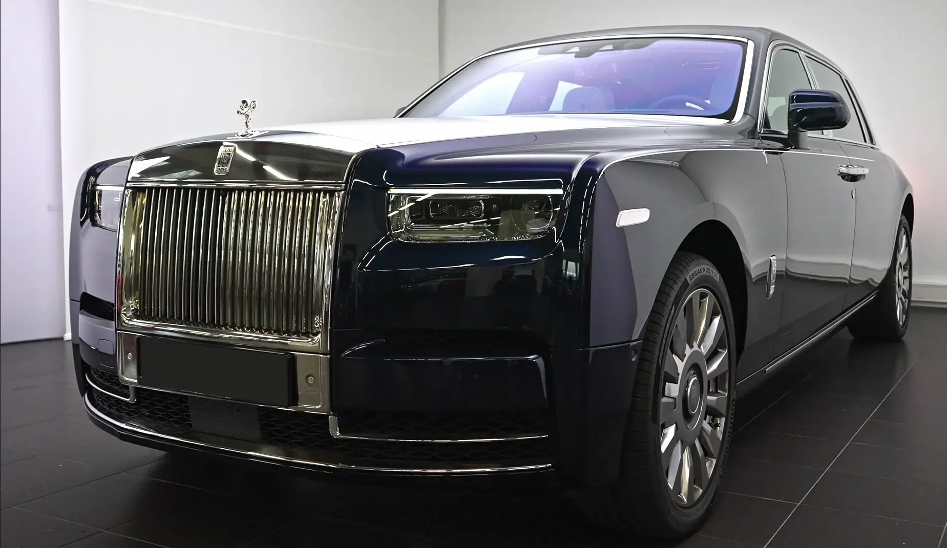 Українка купила один із найдорожчих Rolls‑Royce у світі: чим вона займається