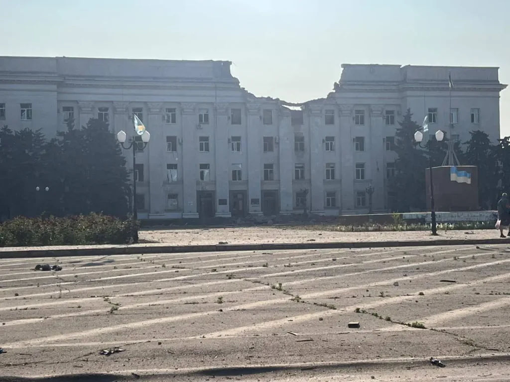 Росіяни,обстріляли Херсон,Наслідки обстрілу Херсона,Каби,прокудін Росіяни КАБ влучив в будівлю ОВА