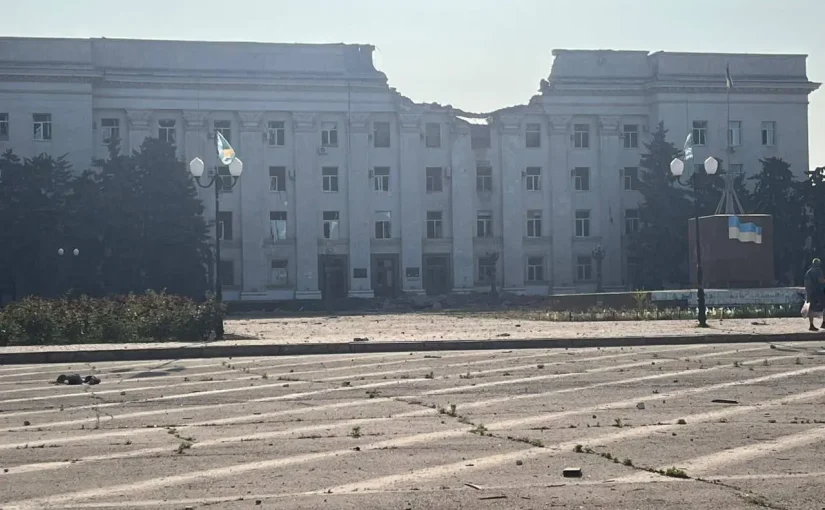 Росіяни масовано обстріляли Херсон: КАБ влучив в будівлю ОВА ➤ Prozoro.net.ua