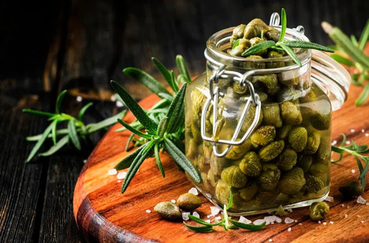 каперси,Capparis spinosa,Іспанія,Маленькі бутони,що таке каперси каперси Що таке каперси: звідки вони родом, як смакують і з чим їх їдять