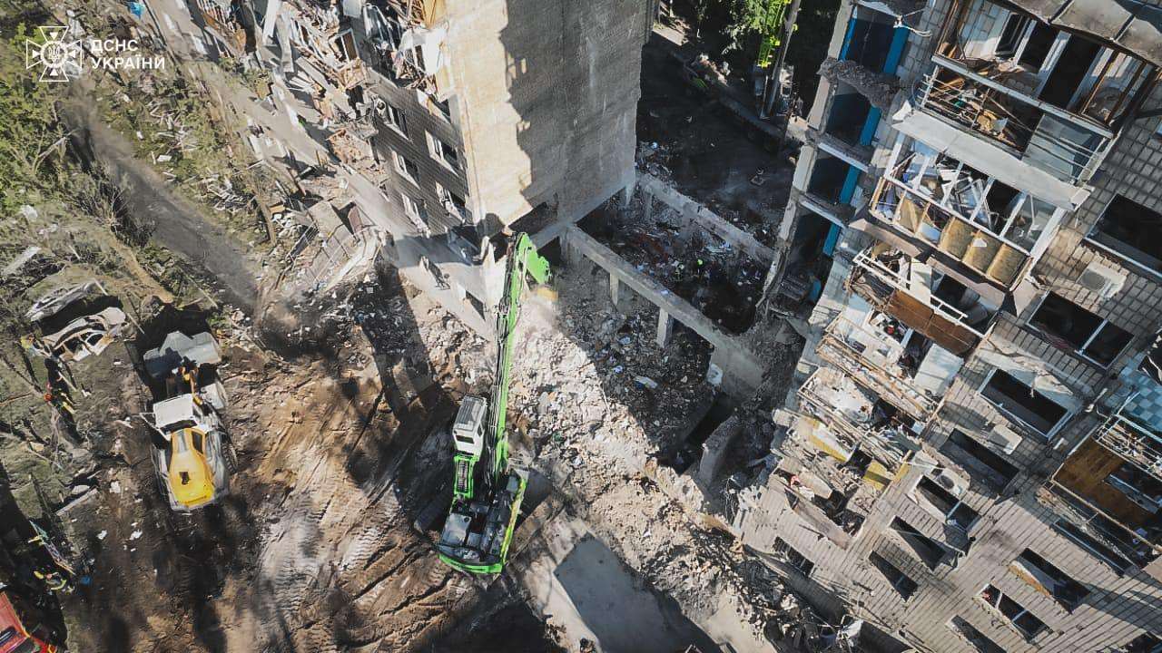 У Києві з-під завалів багатоповерхівки дістають тіла, кількість жертв зростає ➤ Prozoro.net.ua