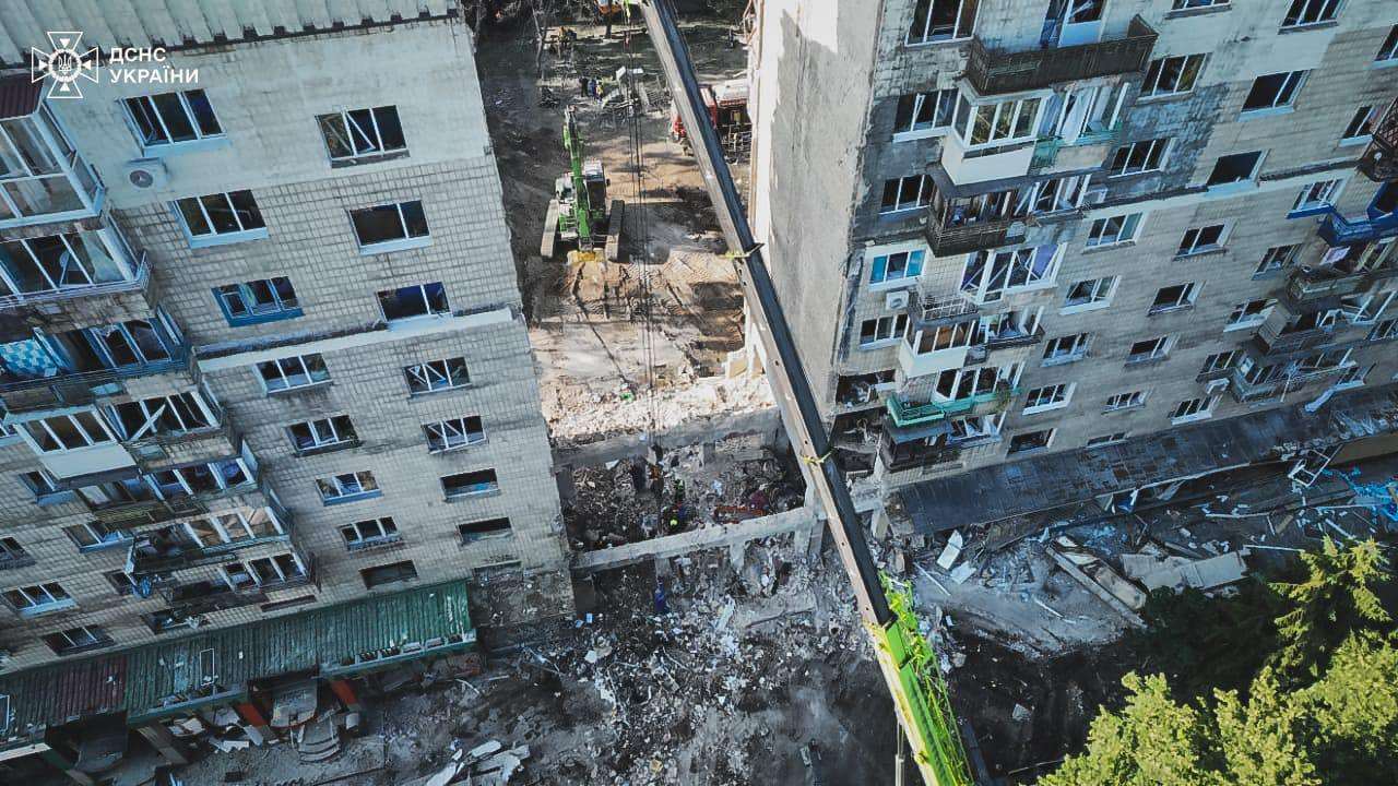 У Києві з-під завалів багатоповерхівки дістають тіла, кількість жертв зростає