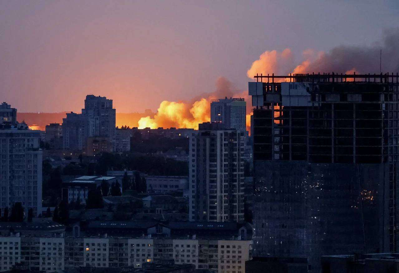 Росіяни масовано вдарили по Києву дронами та балістикою: наслідки атаки