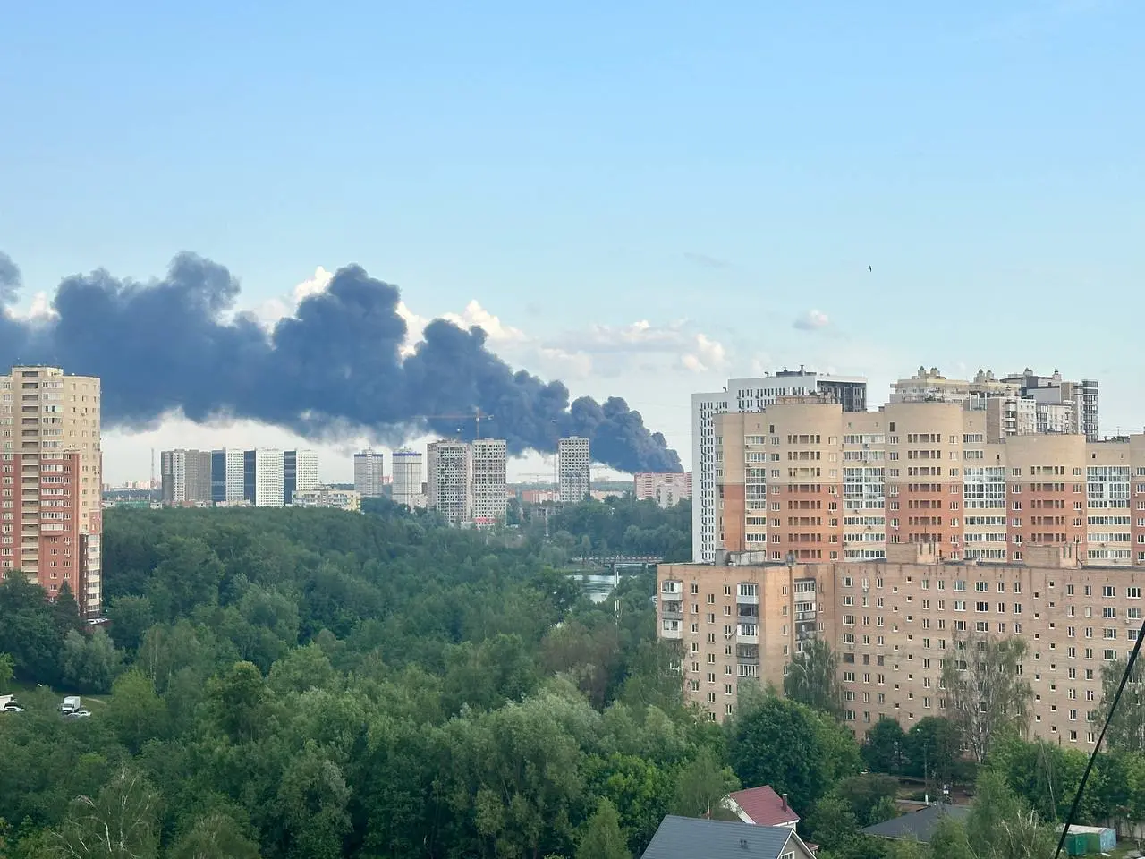 Масштабна пожежа з вибухами у Підмосков’ї: вогонь охопив склад паливних матеріалів