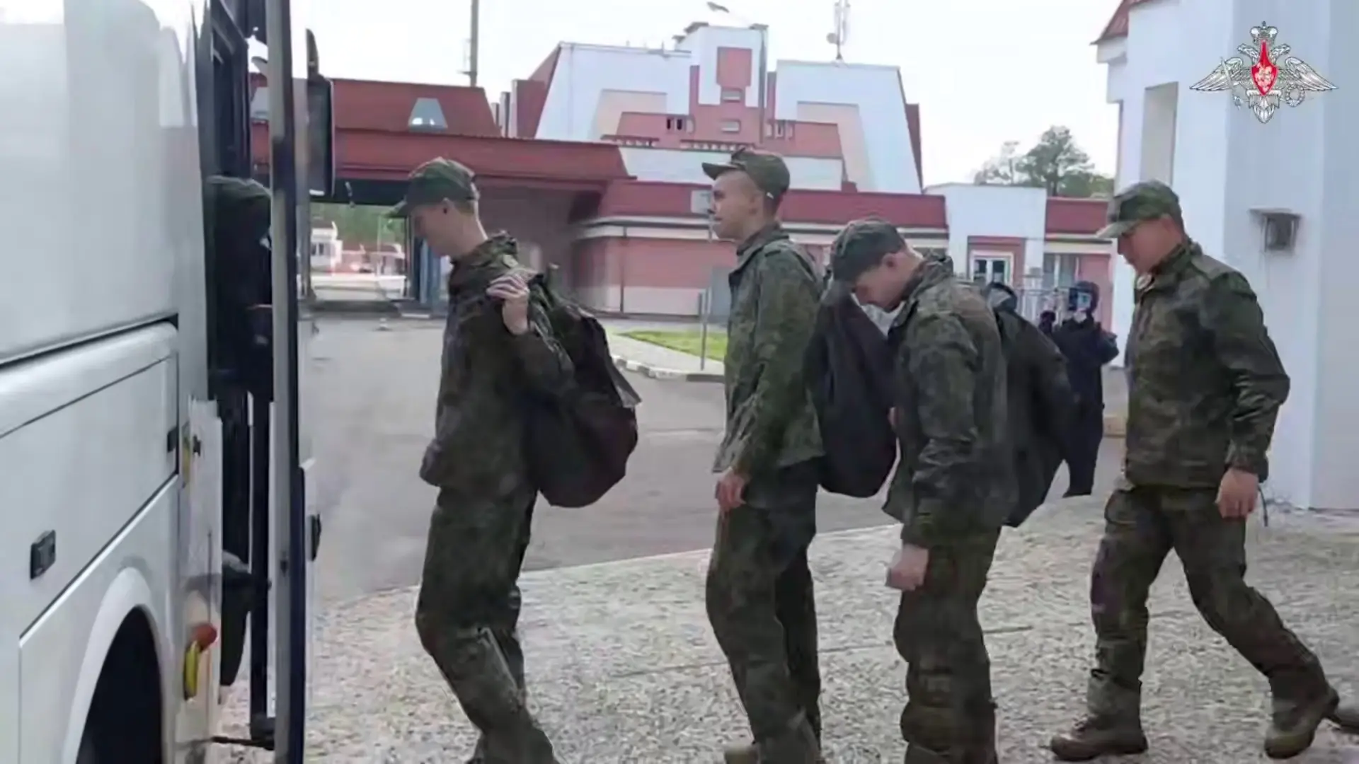 Мати звільненого окупанта заявила, що він не доїде додому 