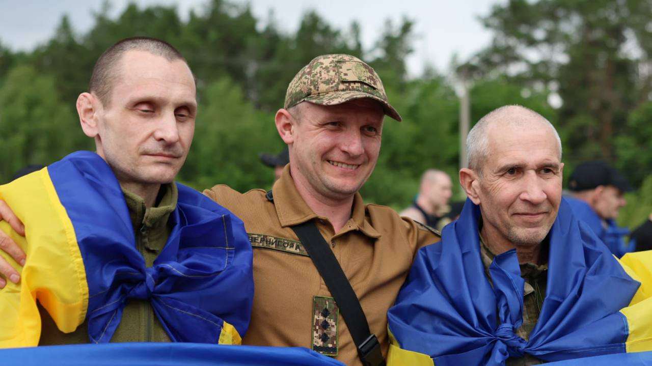 Наші нарешті вдома: відбувся новий обмін військовополоненими (фото)