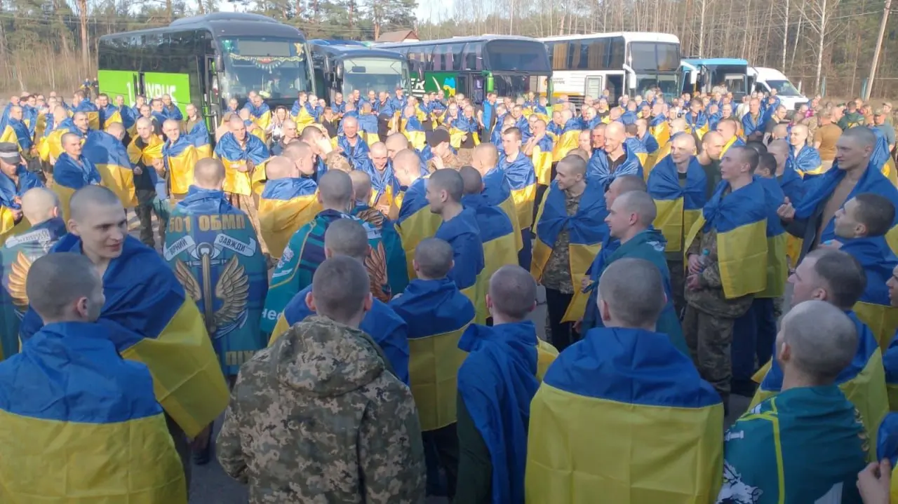 Українському воїну видаляють напис “Слава росії”, який окупанти випалили у полоні (фото) ➤ Prozoro.net.ua