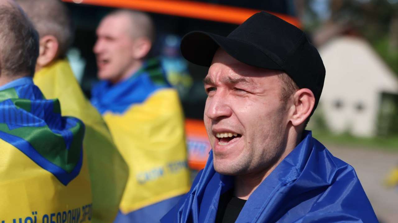 Поранені полонені повернулись додому: фото нового етапу обміну