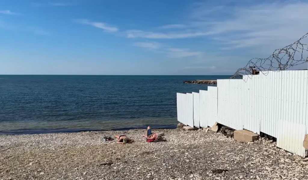 Крим,Страх після вибуху на Кримському мосту,Порожні пляжі та святковий обман Крим Порожні пляжі та святковий обман