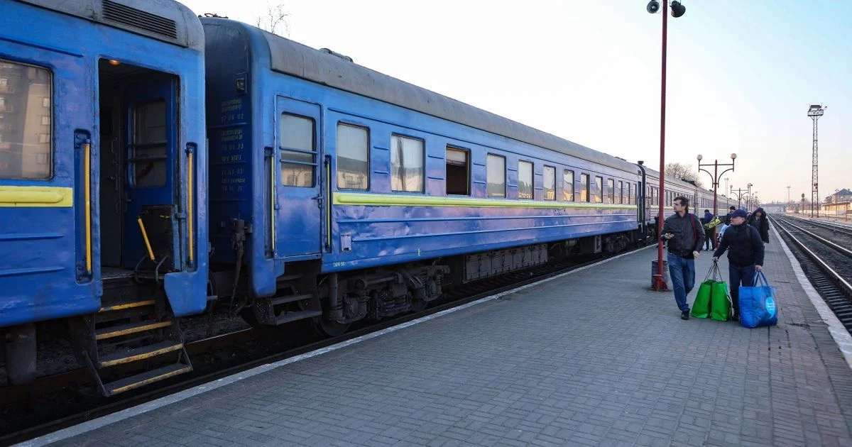Ракета у Дніпрі влучила біля потягу Одеса-Запоріжжя: перші кадри з місця