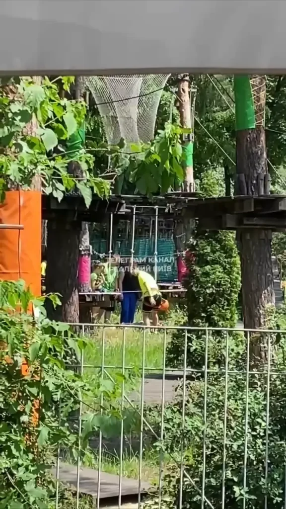 Перемога,в Києві,дитина,мотузкова траса,канатний атракціон Перемога мотузковий парк