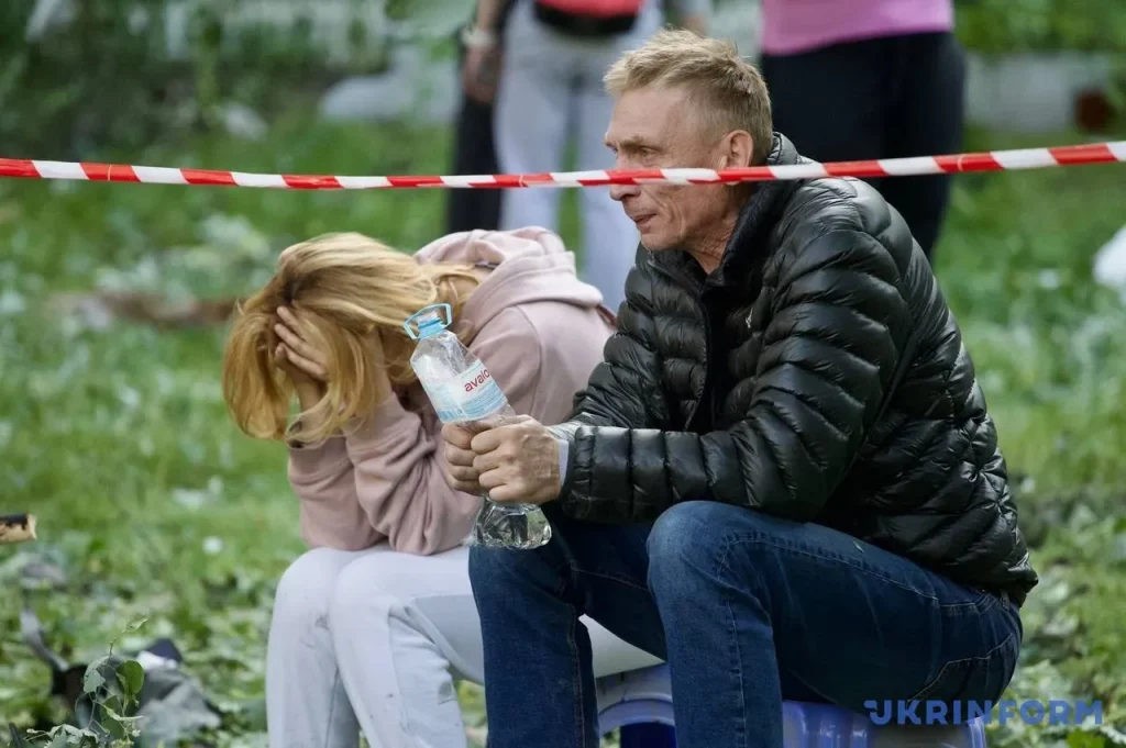 Києві,студент університету імені Драгоманова,Дмитро Ісаєнко,загиблі українці Києві хлопець, чиї батьки стояли біля руїн знищеного будинку в Києві, був студентом університету ім. Драгоманова
