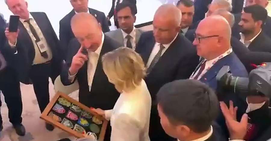 Ільхам Алієв,Алієв і шеврони,Реакція росіян на слова Алієва,Олена Курбанова Ільхам Алієв Алієв і шеврони