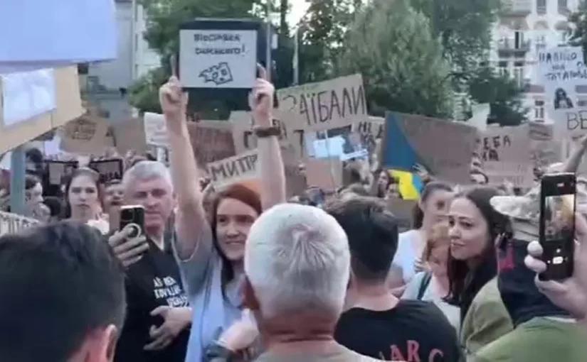 Нардепка Безугла прийшла на протест у Києві зі своєю вимогою: їй були не раді (відео) ➤ Prozoro.net.ua