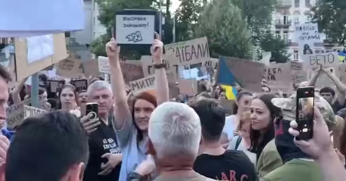 Нардепка Безугла прийшла на протест у Києві зі своєю вимогою: їй були не раді (відео) ➤ Prozoro.net.ua