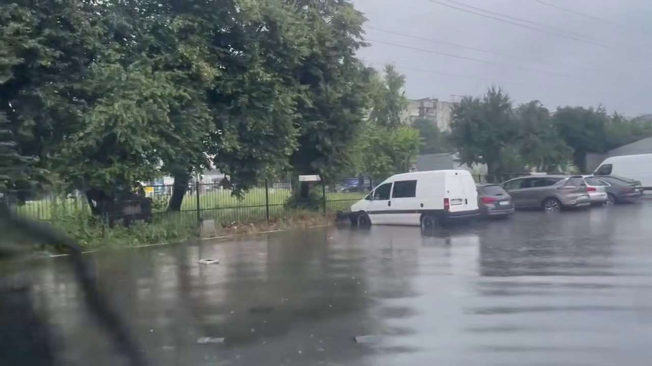 Дощі заливають Львів: дороги та вулиці опинилися під водою