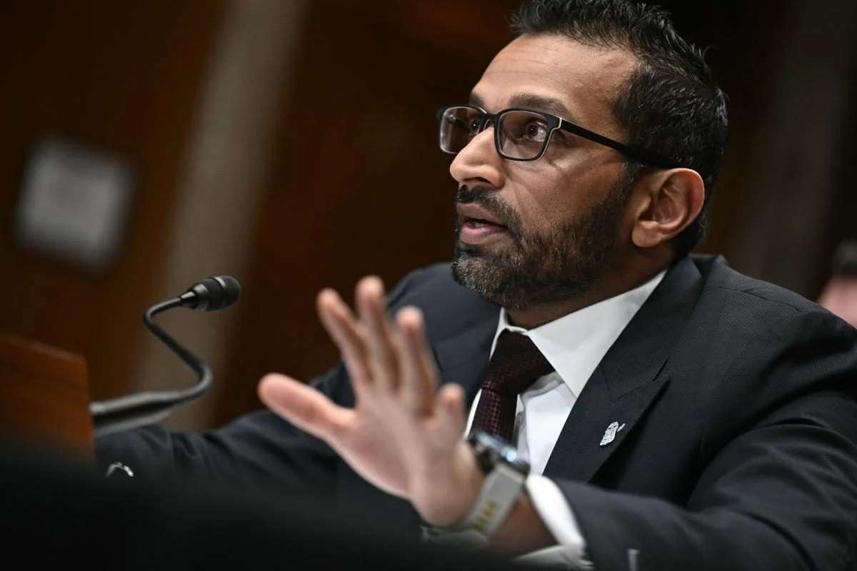 Директор ФБР знайшов документи про зв’язки Трампа з Росією в «мішках для спалювання»