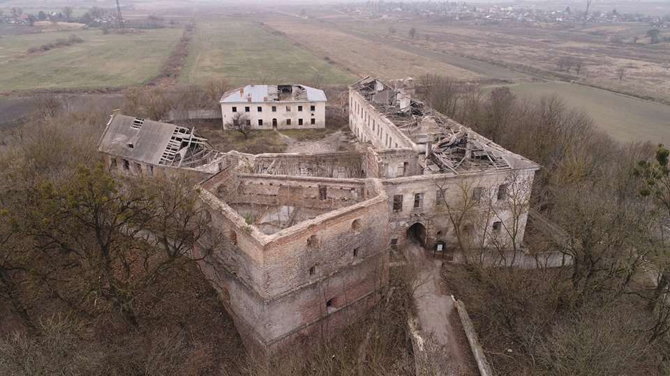 замок,Клеванський замок,Від школи до катівні замок Клеванський замок