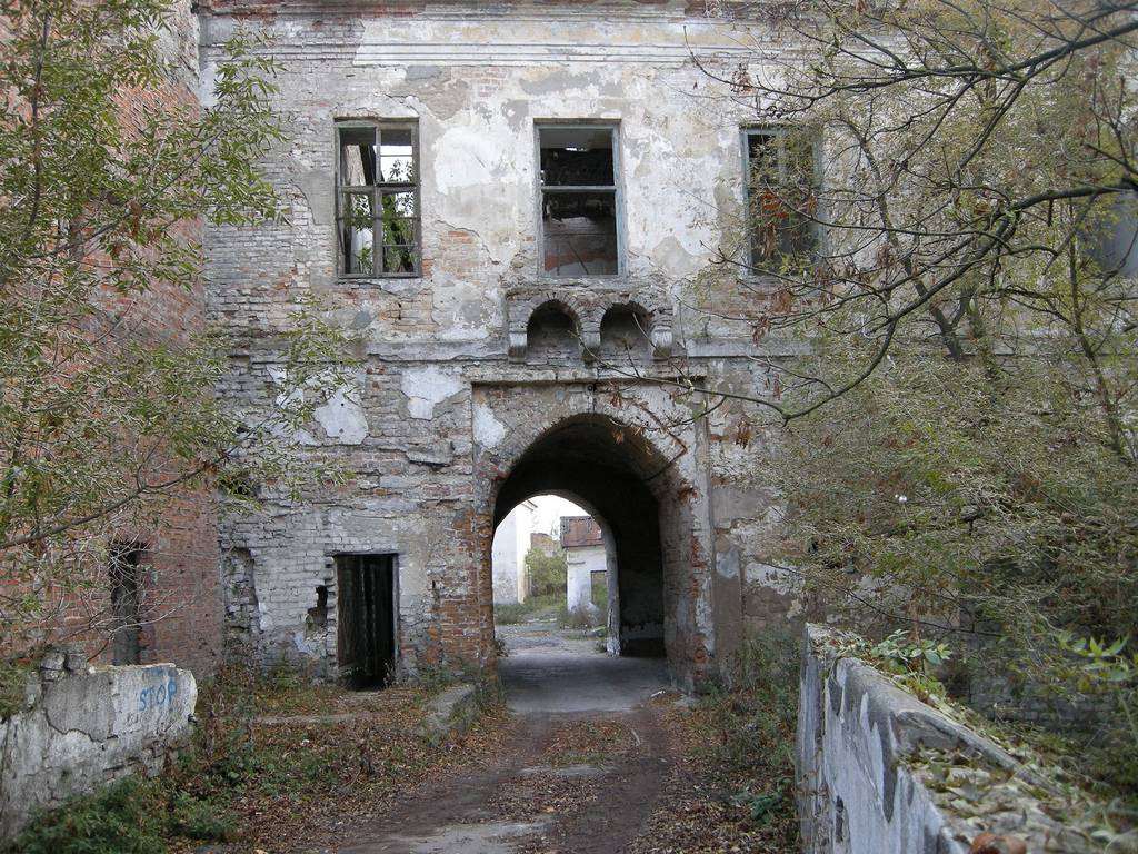 замок,Клеванський замок,Від школи до катівні замок Клеванський замок