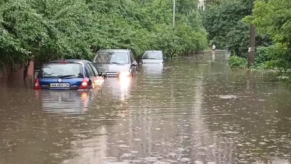 Зливи паралізували Київ: вулиці перетворилися на річки (відео)