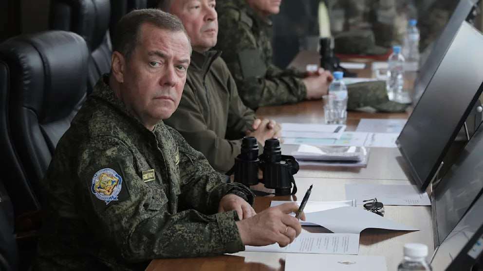 Медведєв,Медведєв проти Трампа,Мертва рука,ядерна зброя Медведєв Медведєв проти Трампа