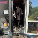 Кав’ярня у Києві продовжує роботу після обстрілів: немає світла, стелі та вікон ➤ Prozoro.net.ua
