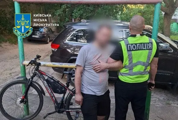 У Києві велосипедист відкрив вогонь по авто з волонтеркою та дитиною: подробиці