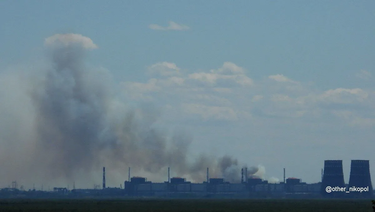Над Запорізькою АЕС помічені стовпи диму (фото)