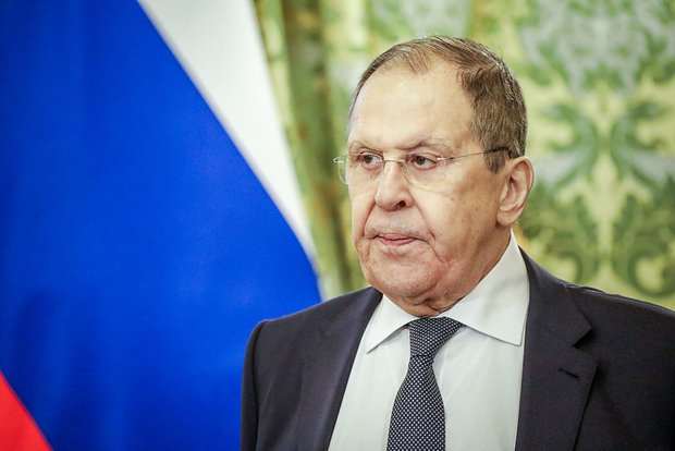 Лавров прилетів на Аляску у светрі з провокативним написом (відео)