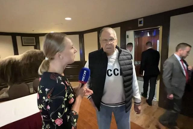 Лавров на Алясці в кофті СРСР