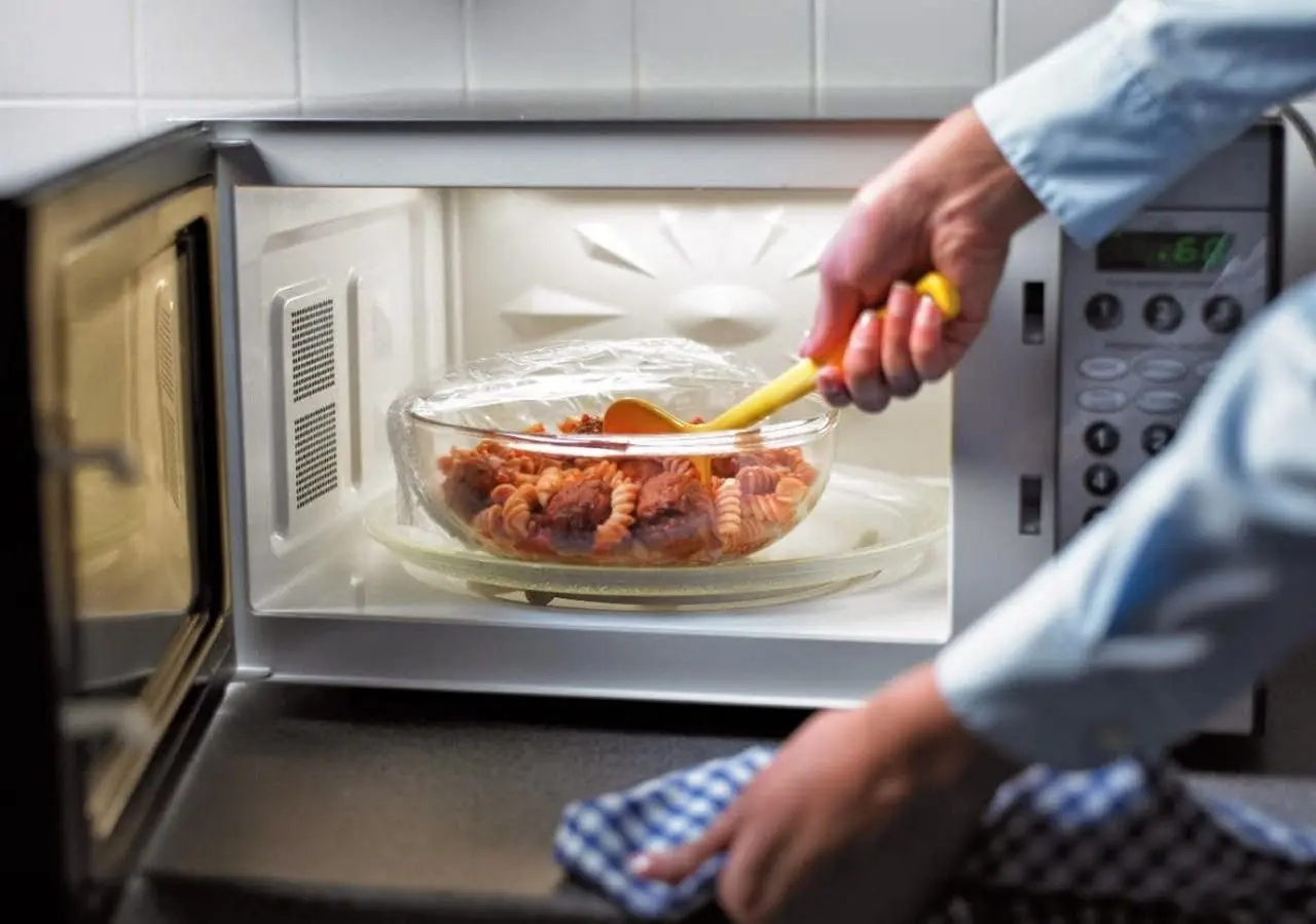Топ-5 продуктів, які категорично заборонено розігрівати в мікрохвильовці