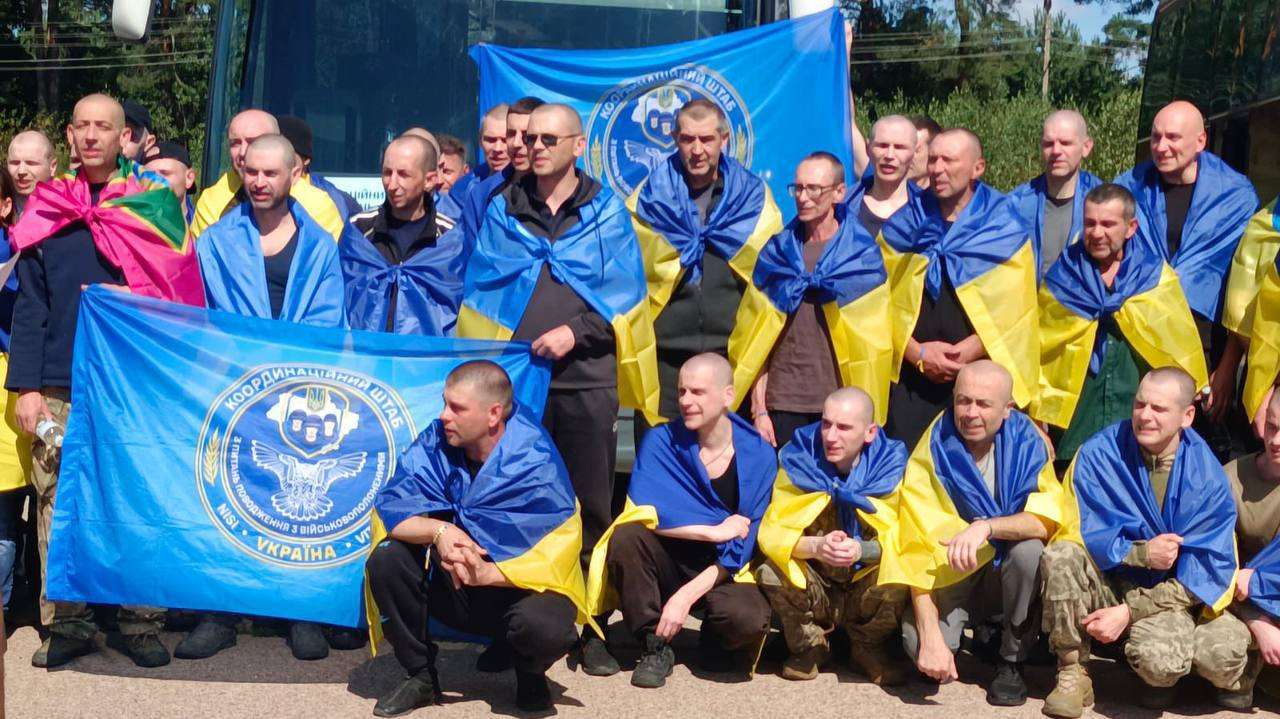 “Татусю, я сумував за тобою!”: емоційна розмова сім’ї з бійцем, який провів у полоні РФ 1207 днів