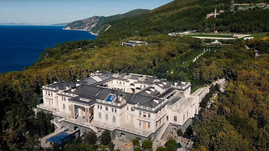 Український дрон спричинив пожежу неподалік палацу Путіна ➤ Главное.net