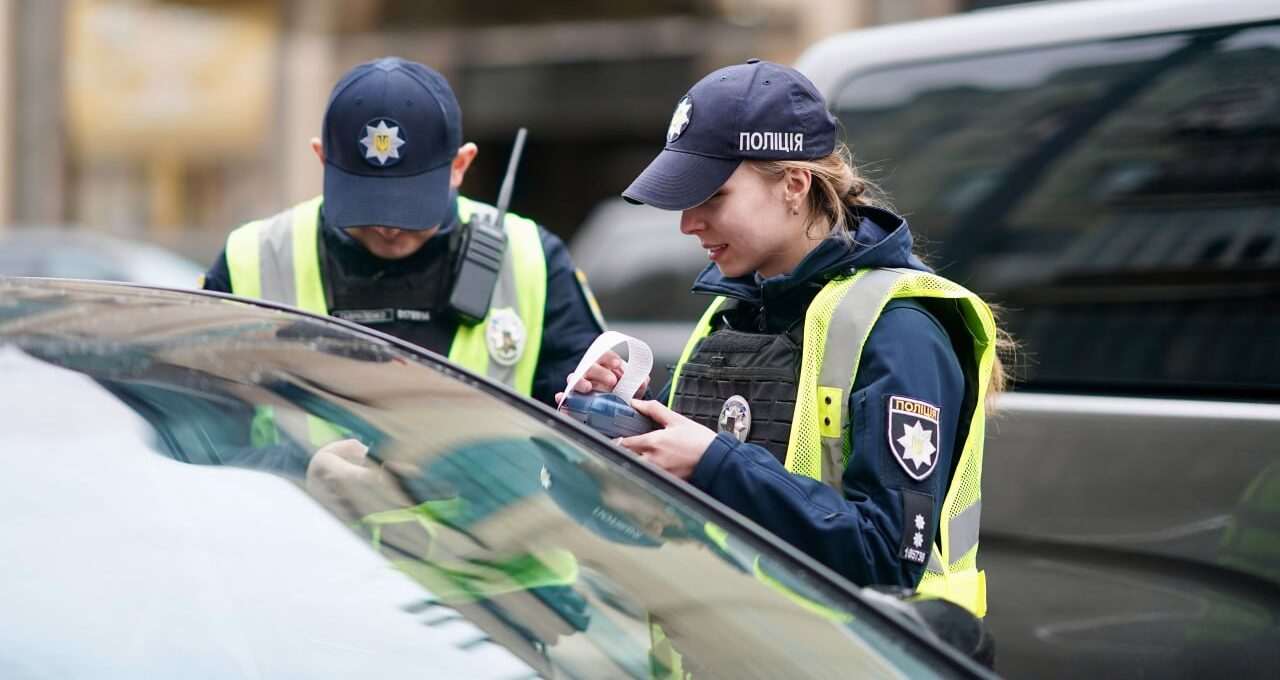 Коли поліціянт може змусити водія вийти з автомобіля