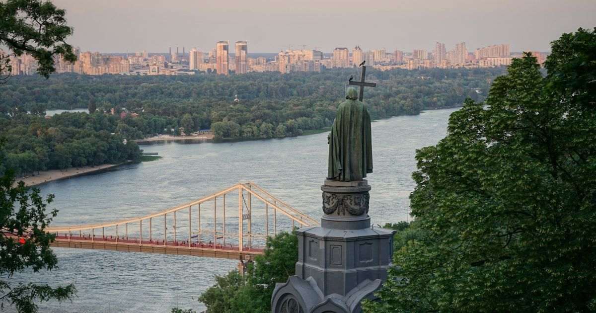 Береги Дніпра у Києві стали бірюзовими: у чому причина ➤ Prozoro.net.ua