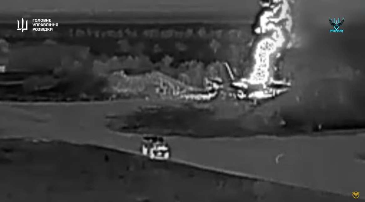 Підрозділ ГУР спалив два російські літаки Ан-26 в окупованому Криму (відео)