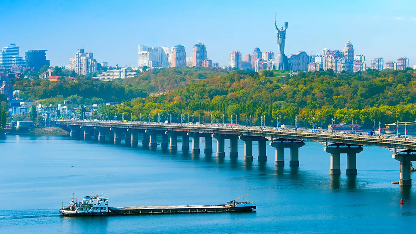 Береги Дніпра у Києві стали бірюзовими: у чому причина