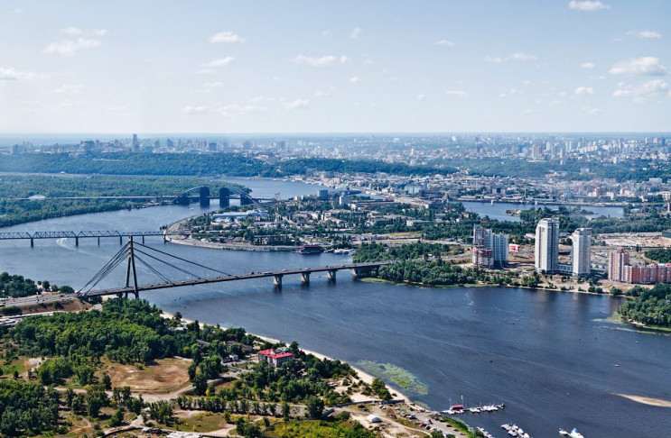 Береги Дніпра у Києві стали бірюзовими: у чому причина