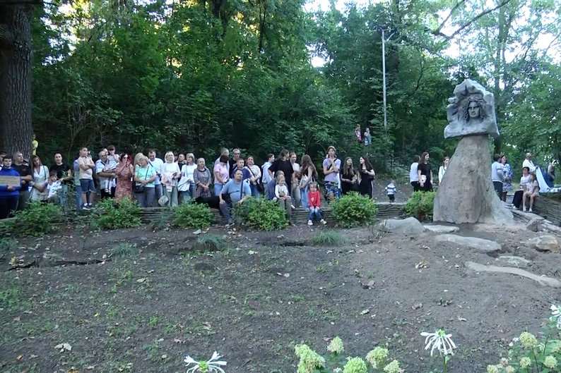 Пам’ятник Кузьмі Скрябіну викликав скандал на Житомирщині (фото)