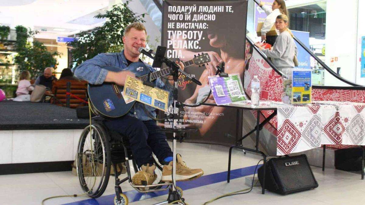 Затримали чоловіка, який у Києві принижував музиканта з інвалідністю