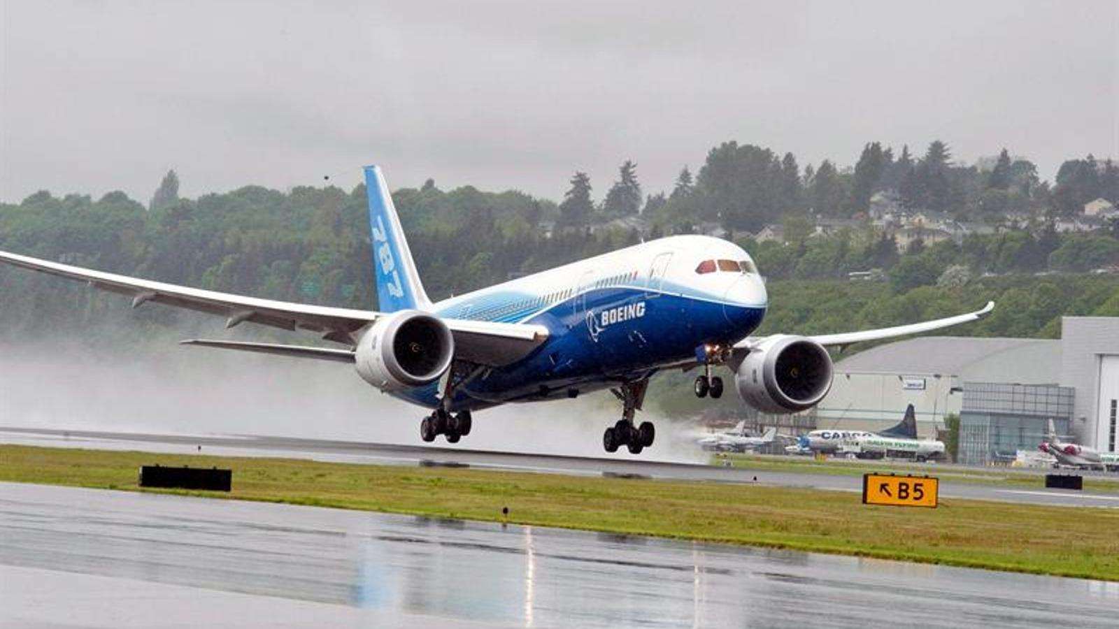 Радари зафіксували пасажирський Boeing над Україною (карта)