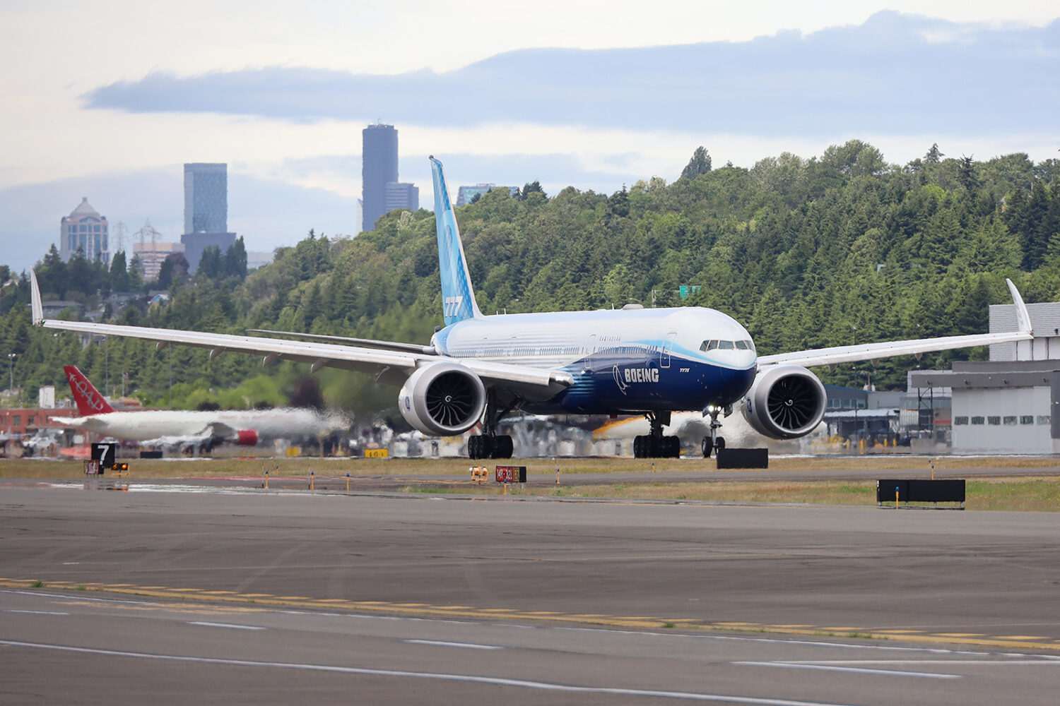 Радари зафіксували пасажирський Boeing над Україною (карта)
