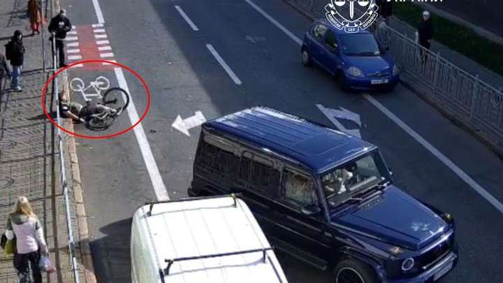 Водій Mercedes побив велосипедиста