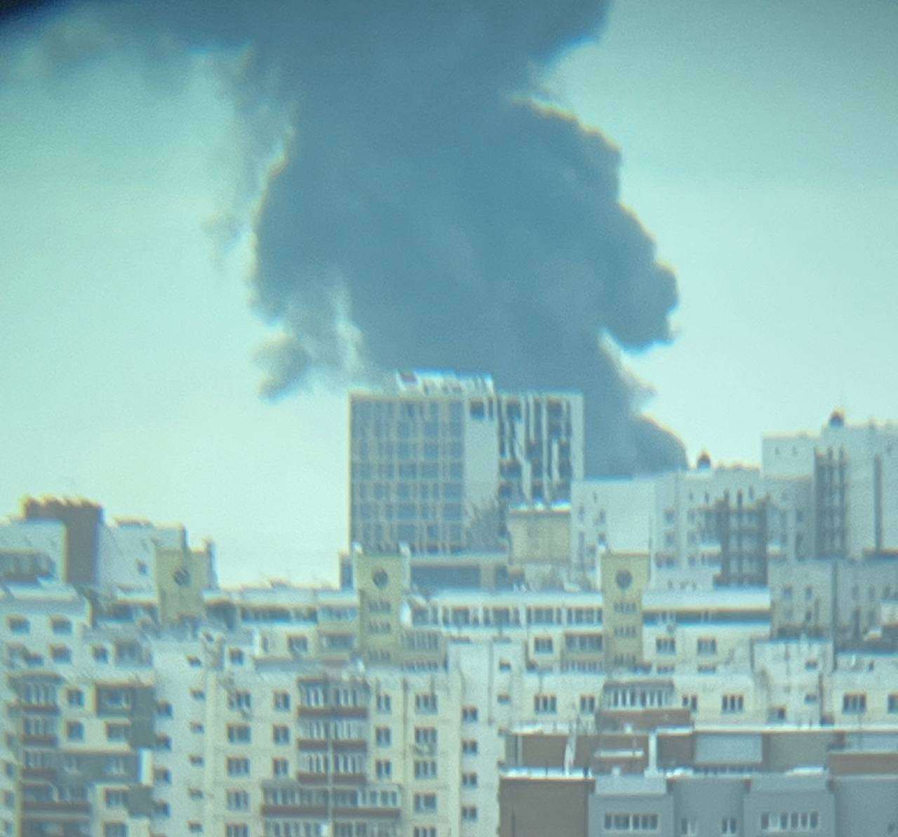 У Новосибірську в РФ горить завод, який обслуговує ВПК (відео і фото)