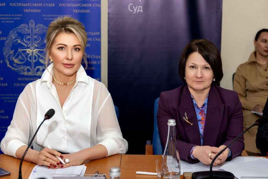 Бізнес-зв'язки та підозри
