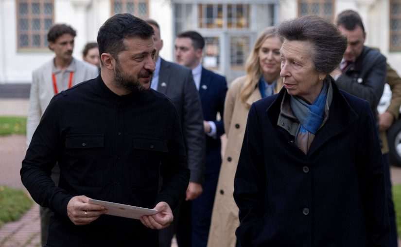 “Такий був у моєї дочки Зари”: принцеса Анна поклала м’якого ведмедя до меморіалу загиблим дітям у Києві ➤ Prozoro.net.ua
