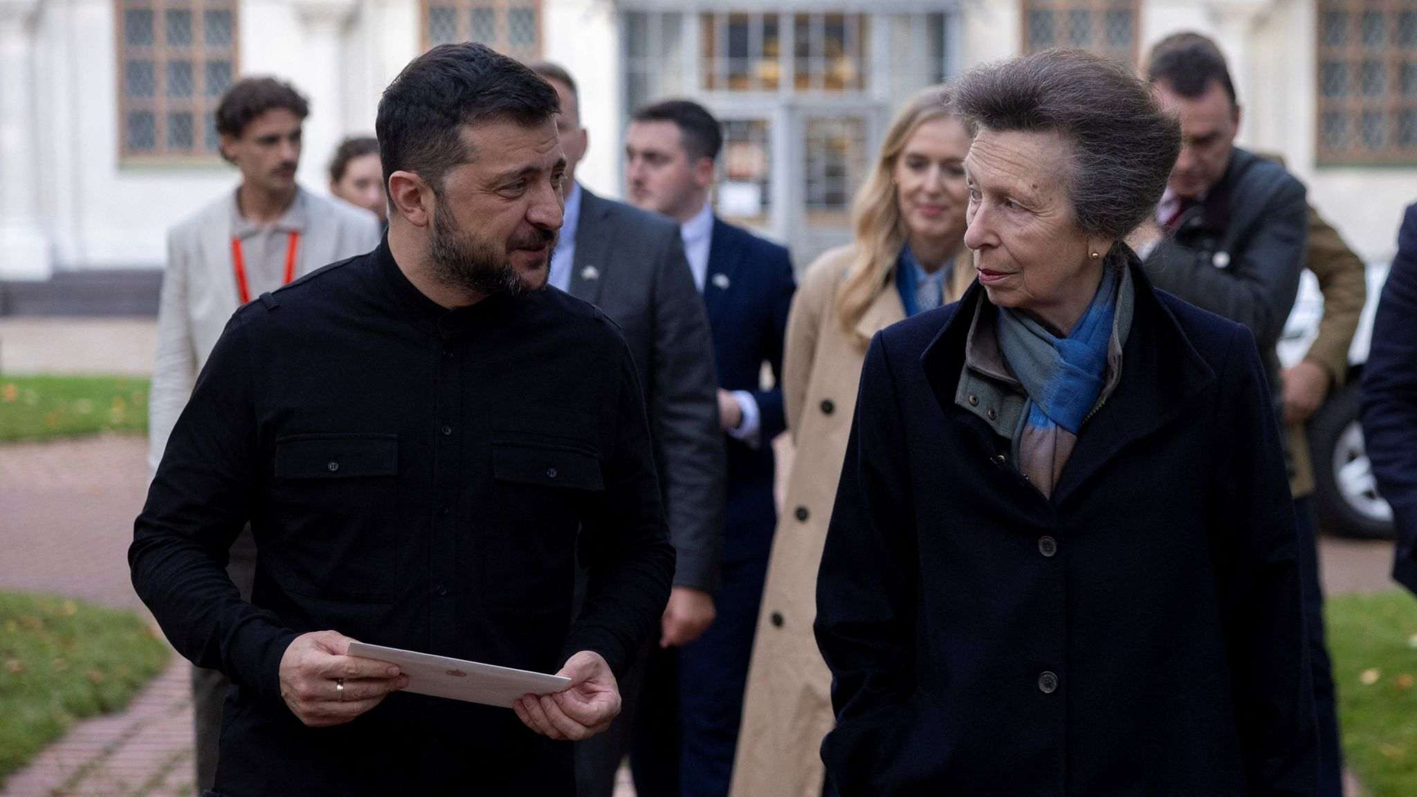 “Такий був у моєї дочки Зари”: принцеса Анна поклала м’якого ведмедя до меморіалу загиблим дітям у Києві
